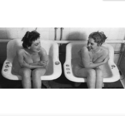 Femmes partageant un grand moment de bains dérivatifs 