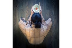 Homme assis tranquillement pour déguster son repas