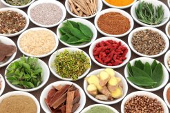 Photo de super aliments (goji, cannelle, gingembre,..)
